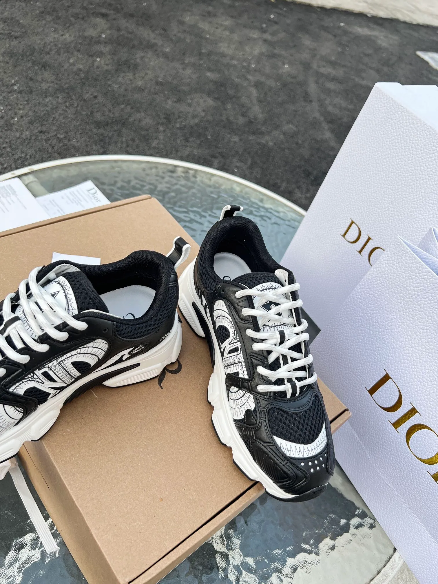 👟👟Ex-factory price 600👟👟 High version couple model🍸 Dior Dior | 2024 ˢˢDilraba, many stars have the same style. L’s 2024 spring and summer new products. The latest popular Chrono series, thick-soled mesh color-blocking running shoes, dad shoes, casual sports shoes series〰 Original purchase, development and production👍🏻This Dior Chrono sneaker is made of white and black mesh fabric with leather effect panels. The CD logo on both sides, the star patch on the tongue and the Dior logo on the heel, many details highlight the style. The two-tone laces, lightweight sole and star embellishment allow for a casual look all year round, complementing a variety of casual or elegant pieces. ♺Upper: Original imported first-layer cowhide + mesh ♺Inner lining: Original customized breathable lining ♺Outsole: Original molded EVA super light and super soft outsole ♺Heel height: 4.5cm ♺Size: Female 35-41 Male 39-45 (Female 40.41 Male 45 customized)